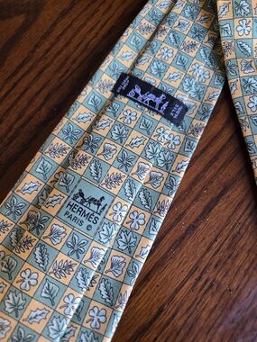 NEW Hermès Paris 7724OA Green and Yellow Autumn Leaves Silk Tie